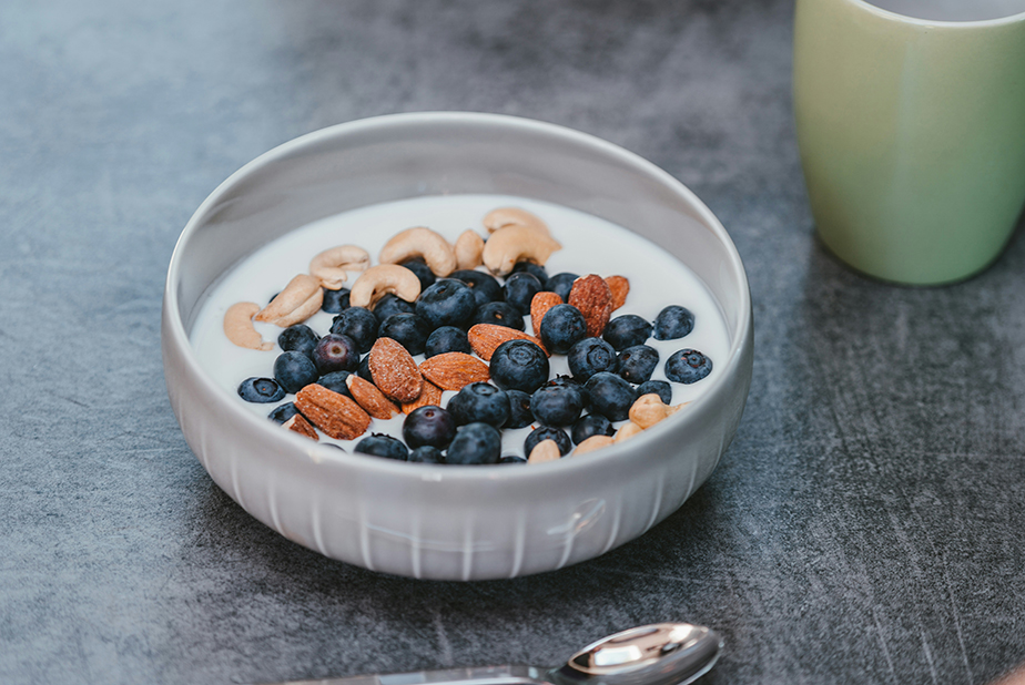 Yogurt con frutta fresca e frutta secca