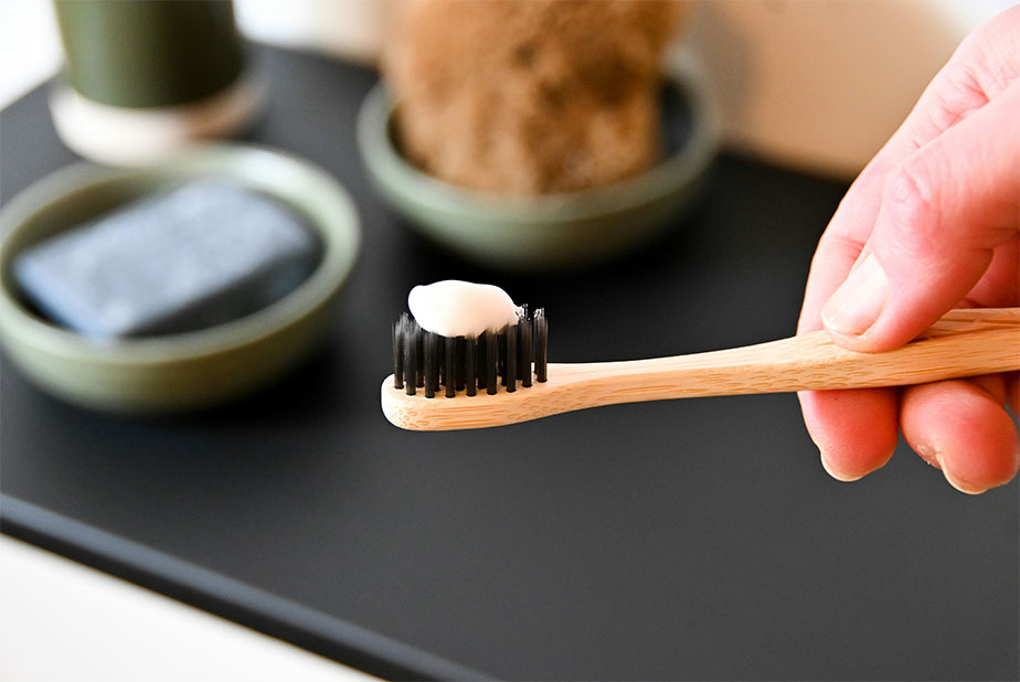 spazzolino da denti in legno con dentifricio