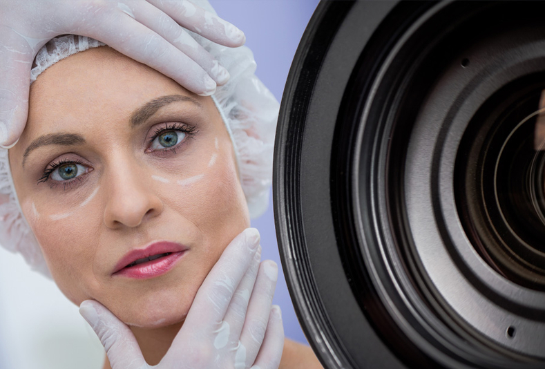 donna che si sottopone a trattamenti estetici e obiettivo fotografico