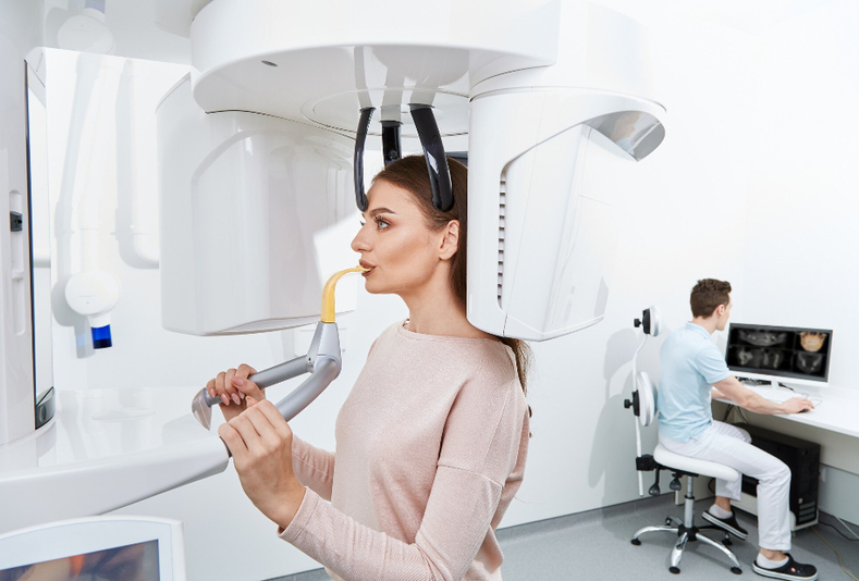 paziente che effettua esame radiologico