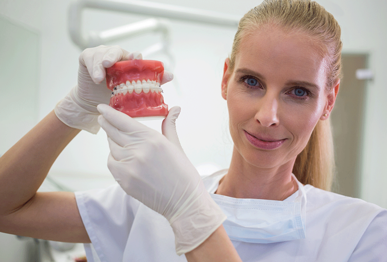 medico con dentiera in mano