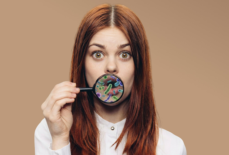 Donna con lente di ingrandimento all'altezza della bocca