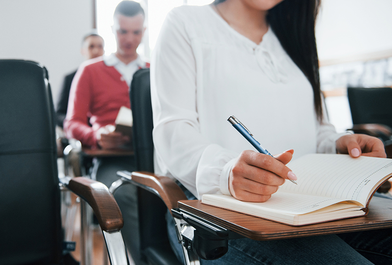 primo piano di studenti che effettuano un test