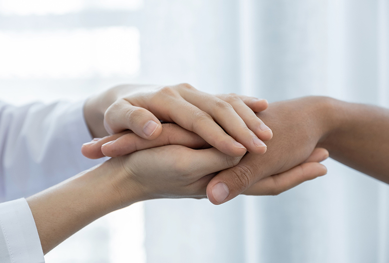 medico che stringe mano del paziente