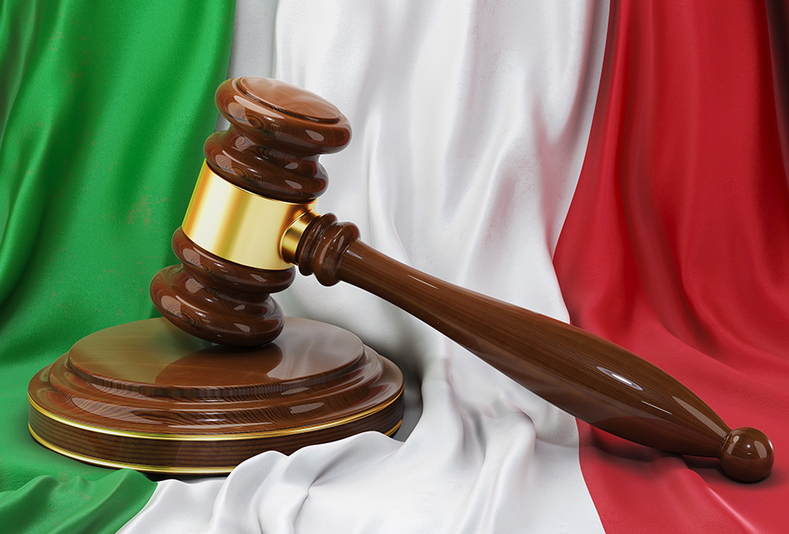 Martello giudice con bandiera dell'Italia