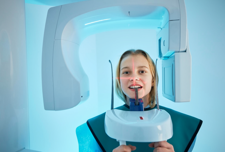 ragazza che effettua esame radiografico