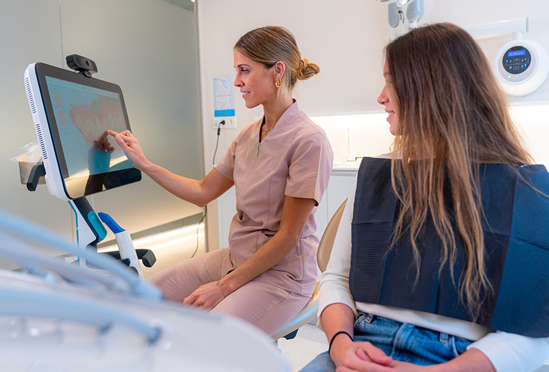 specialista spiega al paziente la diagnosi con il supporto di strumenti digitali