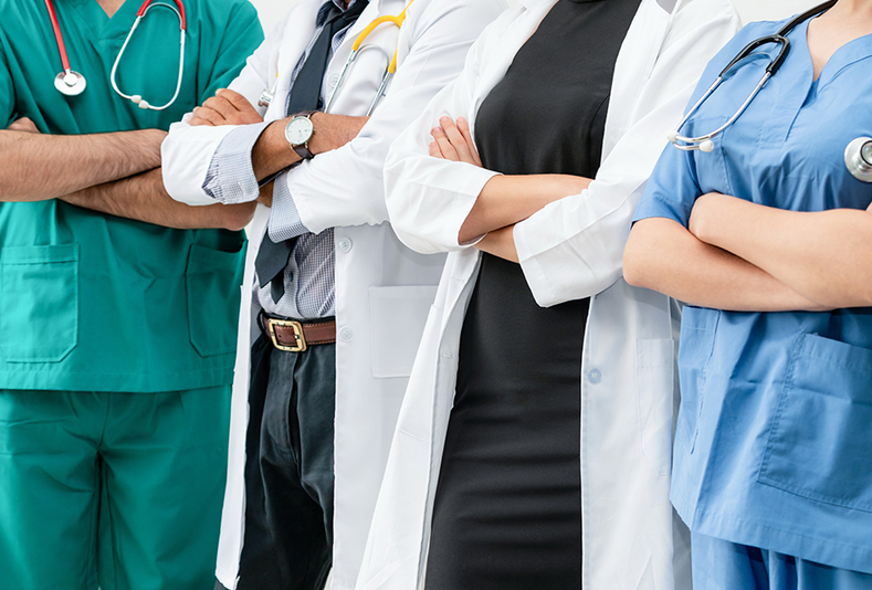 medici a braccia conserte