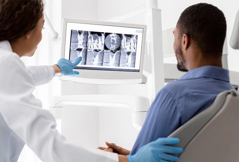 medico che spiega esame digitale a paziente