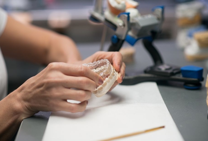 primo piano di mani di odontotecnico