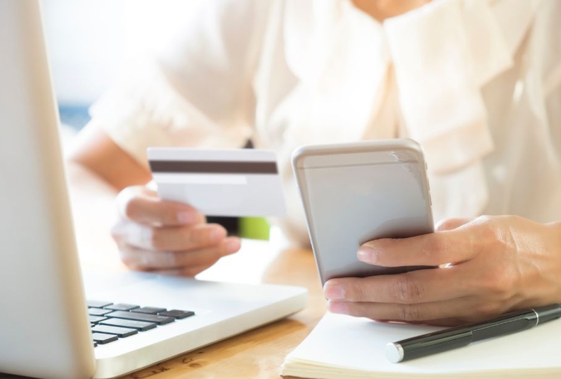 primo piano di smartphone e carta di pagamento