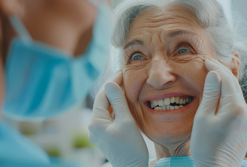 donna anziana in visita da odontoiatra