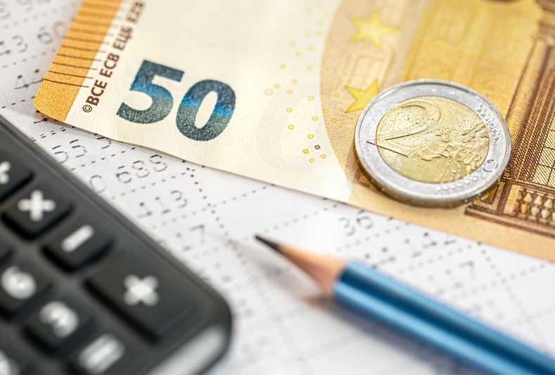 calcolatrice, matita e soldi contanti