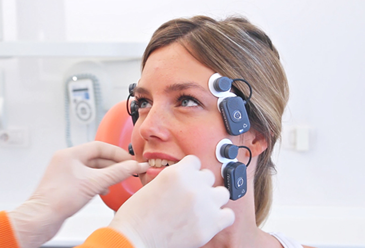 Ragazza sottoposta all'esame Teethan per l'analisi funzionale dell'occlusione dentale