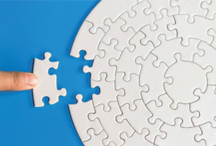dito che inserisce l'ultimo pezzo di puzzle mancante