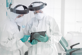 operatori sanitari con dispositivi protettivi