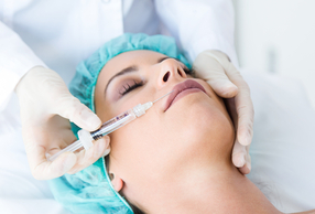Medicina estetica del viso e del sorriso, il nuovo progetto formativo ANDI odontoiatra effettua iniezione alle labbra della paziente