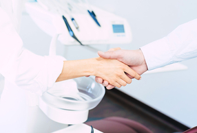 stretta di mano in studio dentistico