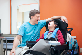 Ragazzo disabile parla con medico