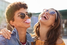 Ragazzi sorridenti che masticano un chewing gum