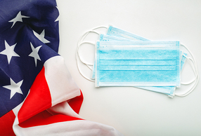 mascherina e bandiera americana