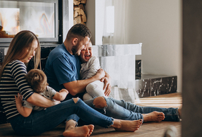 Ritratto di una famiglia felice con due bambini sorridenti 