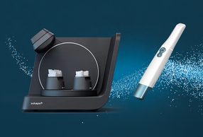 scanner da banco e scanner intraorale con sfondo blu e scia di particelle luminose