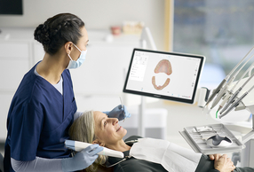 Medico che usa scanner intraorale su paziente