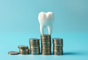 Dente con pile di monete