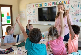 Bambini a scuola con insegnante