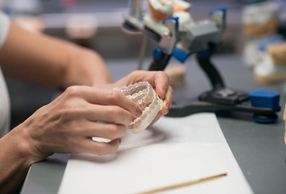 primo piano di mani di odontotecnico