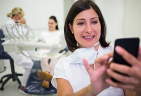 Paziente con smartphone in studio