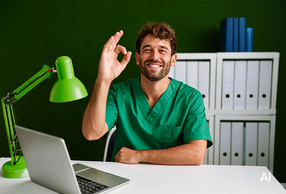 professionista in ufficio che fa simbolo ok con la mano