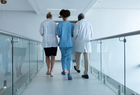 Medici e professionisti di spalle