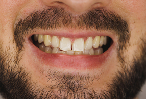 primo piano di sorriso di uomo