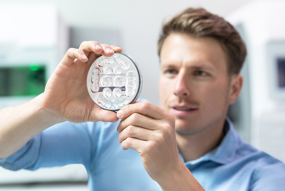IPS e.max® ZirCAD Prime Uomo che guarda con moltissima attenzione lo zircad prime