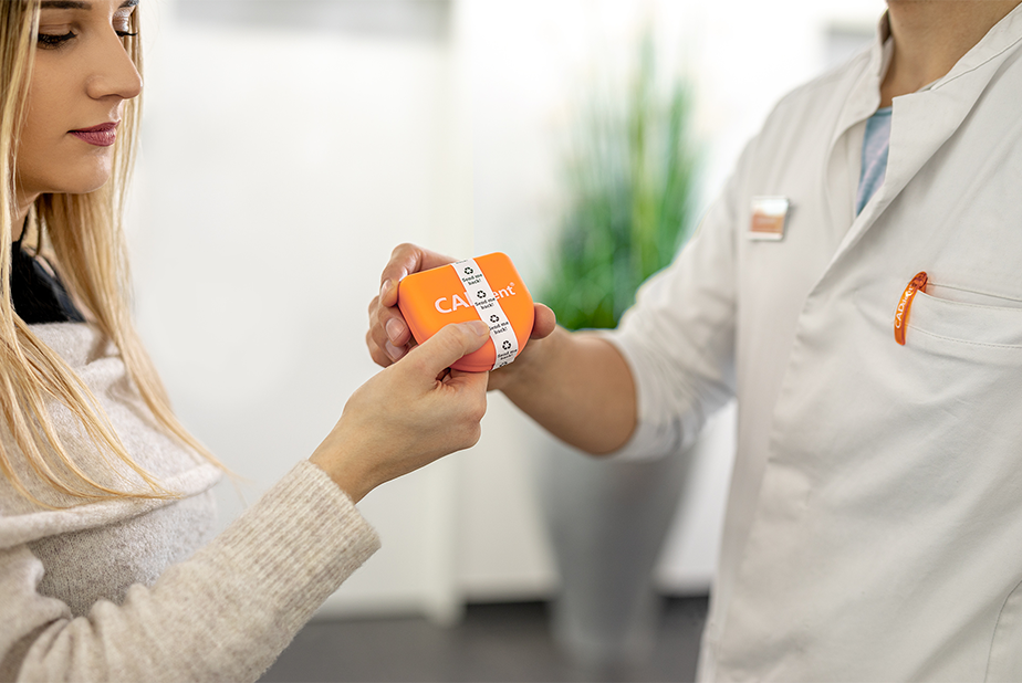 Odontotecnico consegna un prodotto Caddent al paziente