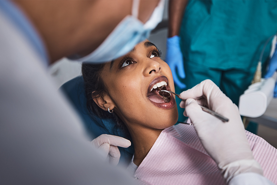 dentista che contolla una paziente