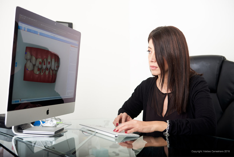 iTero Lumina: Un salto evolutivo nell'odontoiatria digitale Silvia Caruso al computer