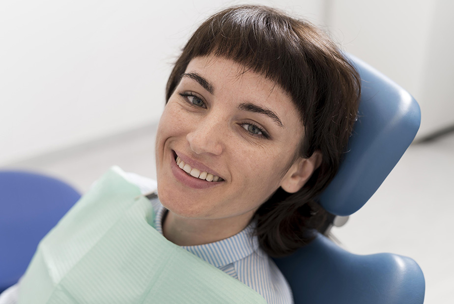 Fondo integrativo per l'odontoiatria proposto da ANDI giovane paziente donna dal dentista