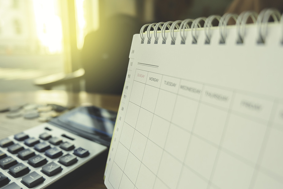 Revisione del calendario fiscale 2024 calendario con calcolatrice e soldi