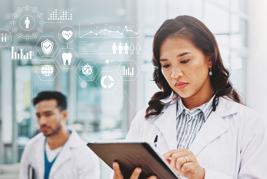 Appello globale di FDI: integrare la salute orale nelle cartelle cliniche elettroniche Medico con tablet in mano che consulta cartella clinica elettronica