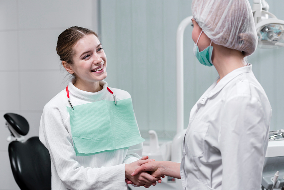 Oltre il Servizio Sanitario Nazionale: le opportunità nella sanità integrativa per l'odontoiatria Paziente che stringe la mano a medico