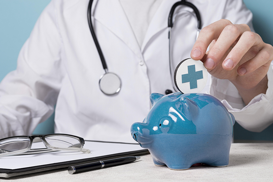 Mutui Enpam 2025: domande aperte per medici e odontoiatri Mano di medico con salvadanaio
