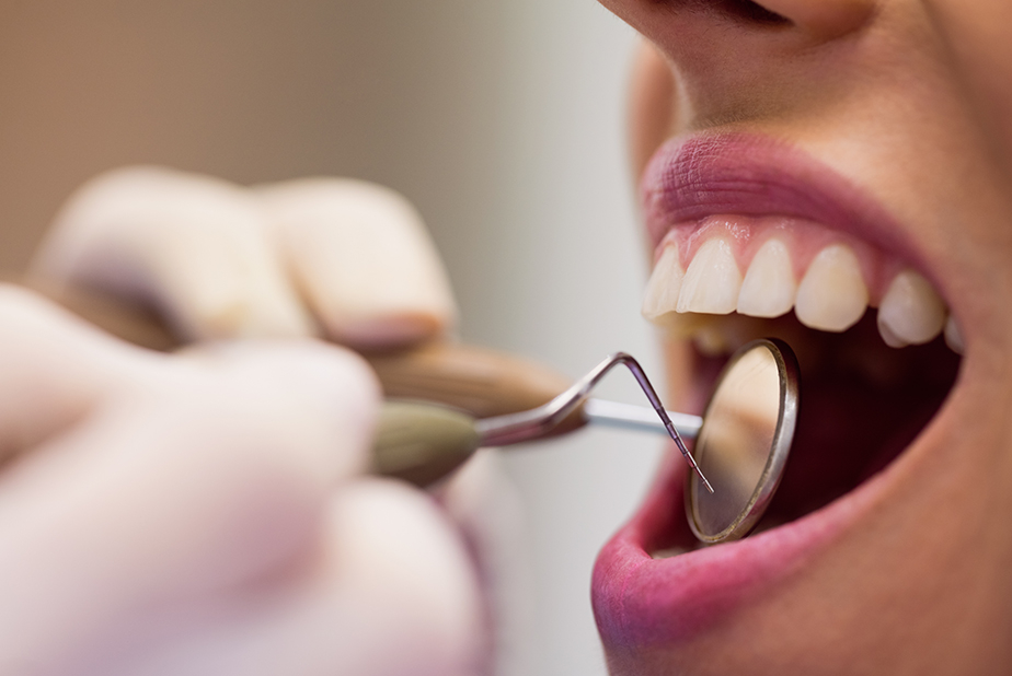 EFP: le nuove linee guida su estetica e pazienti Paziente con bocca aperta e medico con specchietto