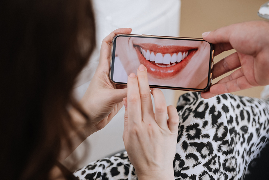 foto di sorriso su smartphone