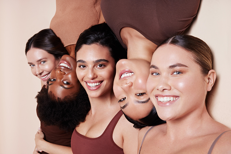 Italiani e trend della bellezza: la rivoluzione della skin quality Ragazze in posa