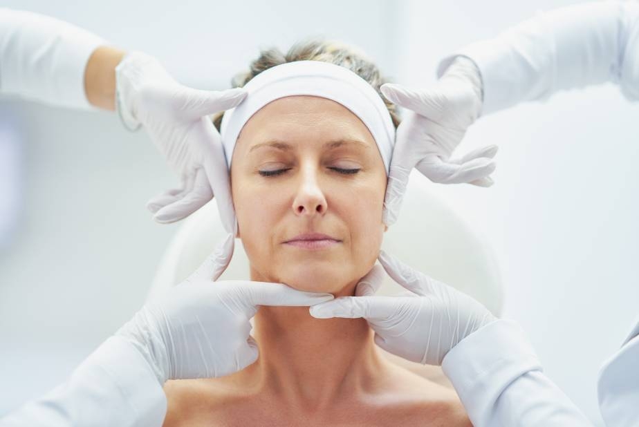 Donna che effettua trattamenti estetici