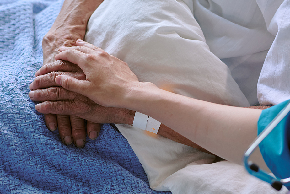 Giornata Mondiale del Malato: la medicina come cura e responsabilità paziente a letto e mano di professionista sanitario
