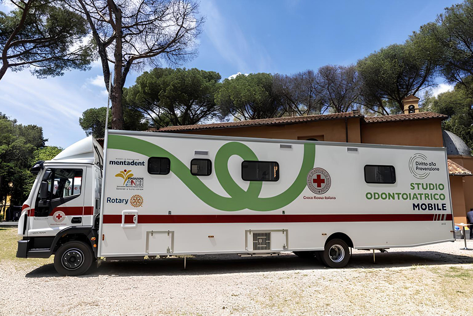 Prevenzione odontoiatrica in piazza a Bologna Unità mobile odontoiatrica
